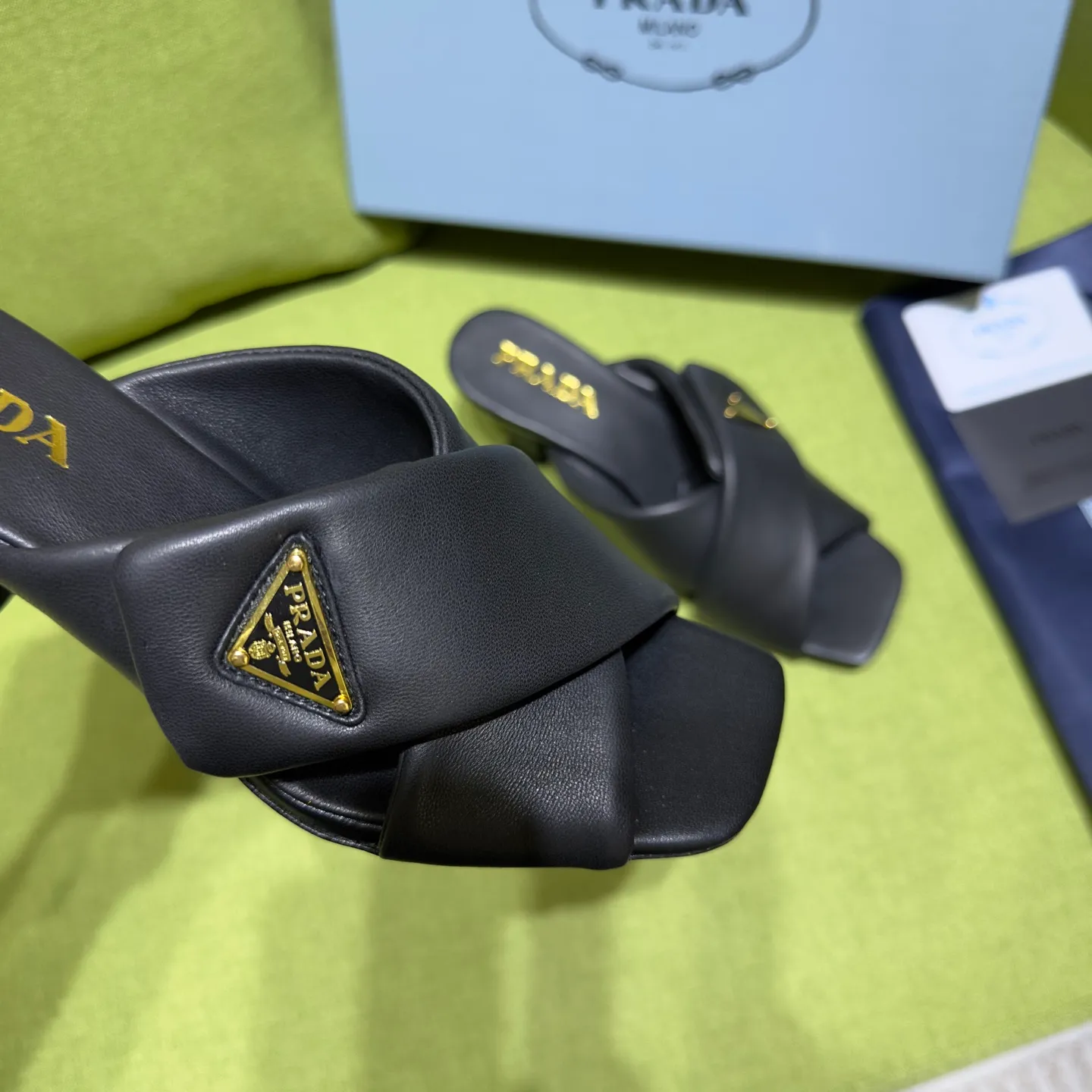 👟👟Ex-factory price 540👟👟 Prada 25ss new style for early spring🔥🔥✨ 🌟 Recommended by major bloggers in Xiaohongshu, developed 1-1 to highlight classic charm. Open molded outsole. Imported mixed breed sheep lining. This sandal embodies a modern design with Nappa leather, a soft-touch padding that accentuates the silhouette. Decorated with an enameled triangle metal logo for added recognition. Enamel-coated metal triangle logo Leather sole decorated with metal letter logo Lacquered heel, height 65 mm Size: 35 to 42 (40-42 customized, non-refundable)